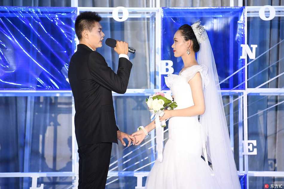 赵大鹏桐庐大婚,广厦众将齐聚送篮球祝福 赵大鹏单膝跪地深情相拥新娘,周围满是鼓掌祝福的亲朋好友,温馨气氛弥漫全场