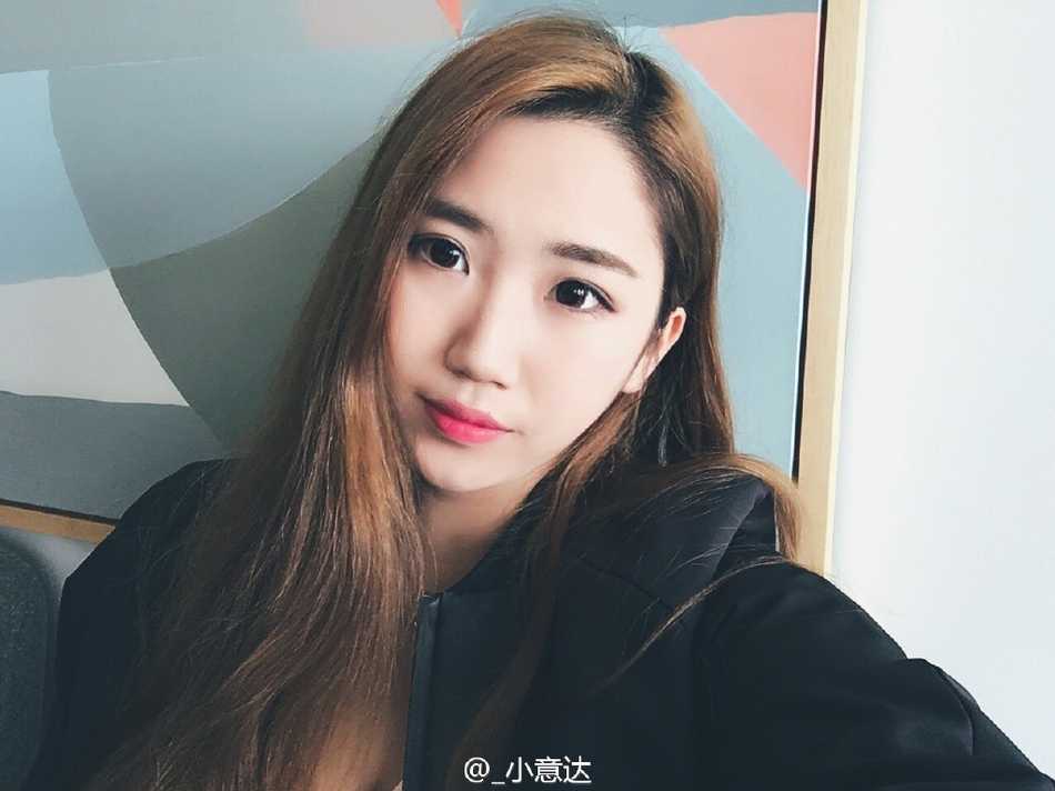 赵岩昊情断十年长跑?从“中国库里”到顶薪先生的坚守与转折 照片中的女孩五官精致立体,即使只是简单的居家自拍,也掩盖不住她清纯的气质和甜美的笑容。