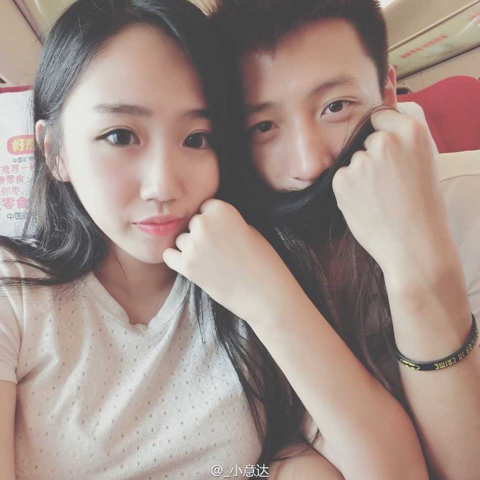 赵岩昊情断十年长跑?从“中国库里”到顶薪先生的坚守与转折 赵岩昊的女友拥有一双令人羡慕的大长腿,身材比例极佳,在生活中的穿搭随意又不失时尚感,尽显青春活力。