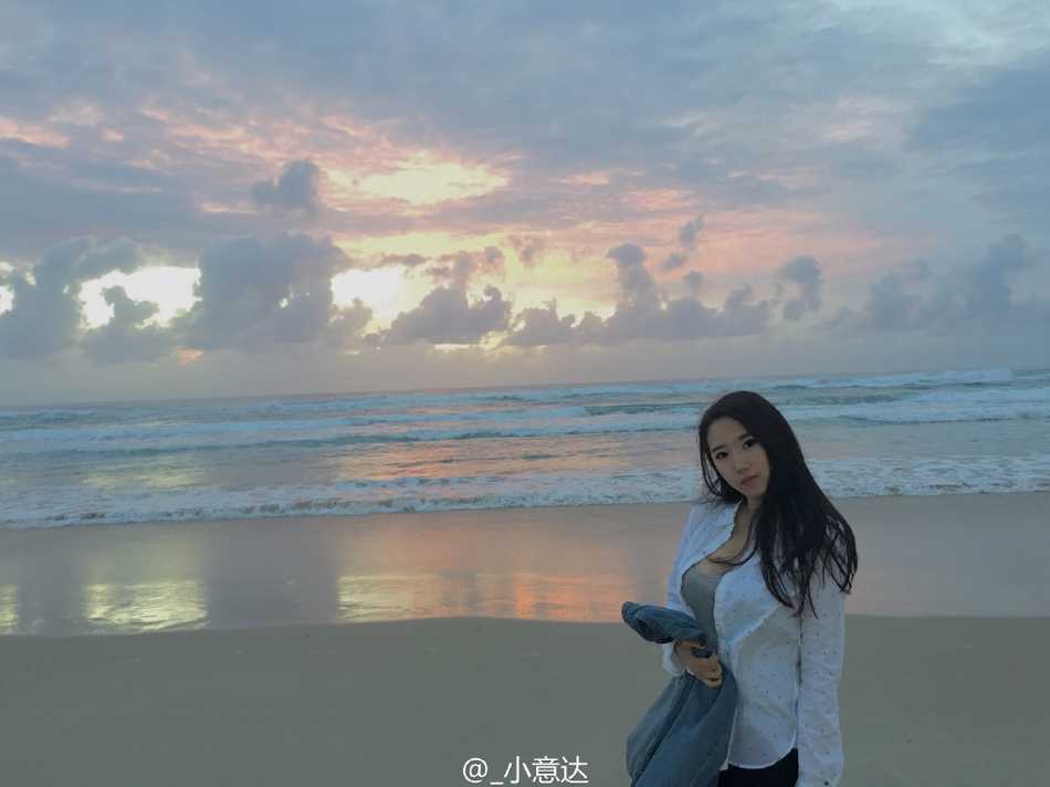 赵岩昊情断十年长跑?从“中国库里”到顶薪先生的坚守与转折 赵岩昊与女友穿着休闲装并肩坐在台阶上,男友视角下的她回眸一笑,长发随风飘动,显得格外温柔动人。