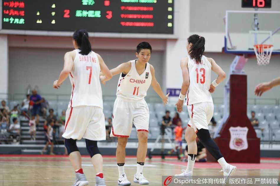 赵爽妙传激活全场 女篮大胜立陶宛豪取两连胜 黄思静强硬打进关键一球后,激动地与队友击掌庆祝,斗志昂扬。