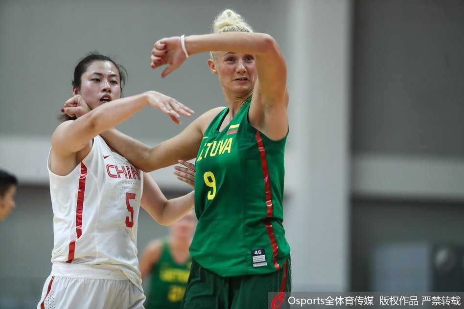 赵爽妙传激活全场 女篮大胜立陶宛豪取两连胜 孙梦然面对防守,自信地运球推进,展现出内线球员难得的细腻技术。