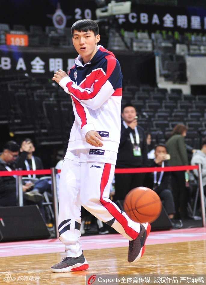 赵睿双手抱头做出夸张惊讶状，表情丰富极具喜感，仿佛听到了什么不可思议的消息，活脱脱一个表情包。