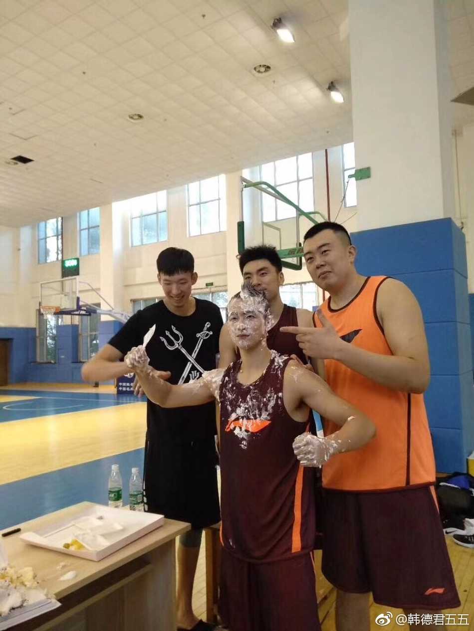 赵继伟生日蛋糕拍脸仪式 周琦一旁偷笑被捕捉 寿星赵继伟身穿辽宁队训练服,脸上洋溢着略带羞涩的笑容,似乎已经预感到接下来将要发生的