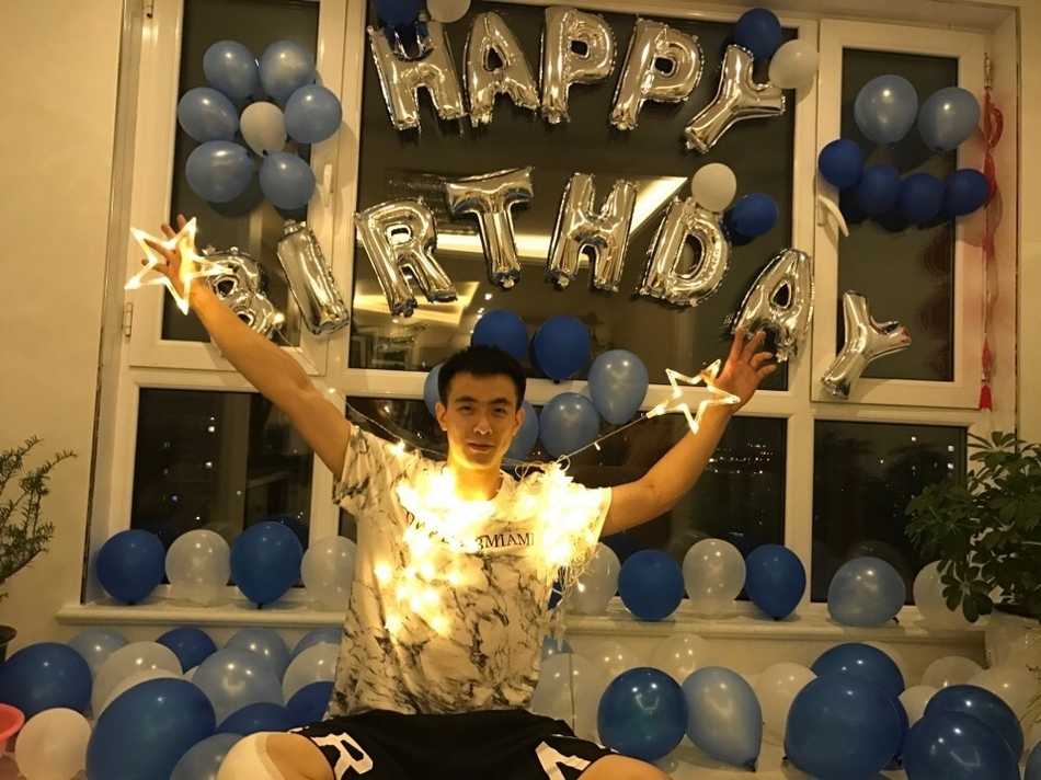 赵继伟生日蛋糕拍脸仪式 周琦一旁偷笑被捕捉 赵继伟在队友的围绕下,正在清理脸上的奶油,虽然有些狼狈,但脸上的笑意完全掩盖不住此刻内心的欢乐与感动。