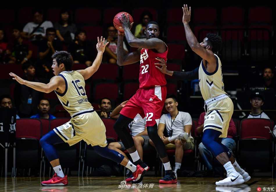 超级八澳门篮球邀请赛季军战经典对决 高阳猎户座外线射手果断出手三分,篮球在空中划过一道优美的弧线,场边队友已开始举手庆祝。