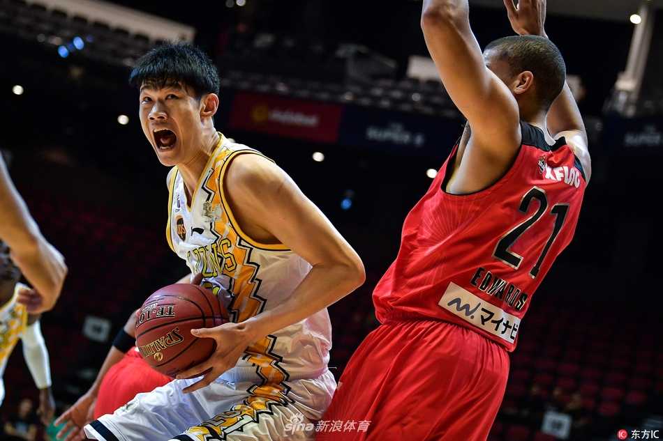 超级八澳门篮赛中日对决记,浙江广厦首战惜败千叶喷射机 广厦队长林志杰持球面对防守,眼神如炬突破瞬间点燃全场