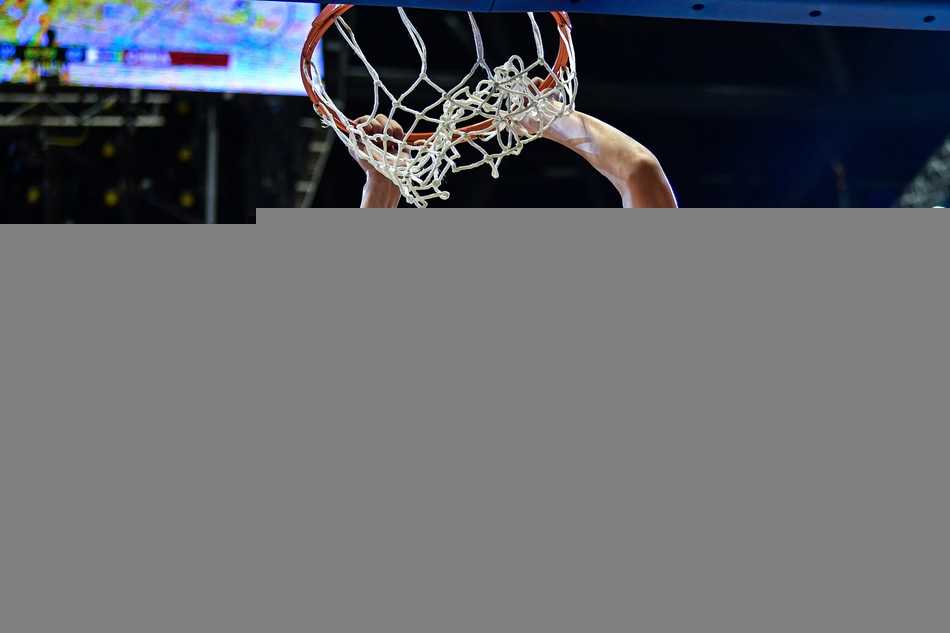 超级八澳门篮赛中日对决记,浙江广厦首战惜败千叶喷射机 广厦悍将胡金秋在千叶双人包夹下强行起手,指尖拨球画出美妙弧线