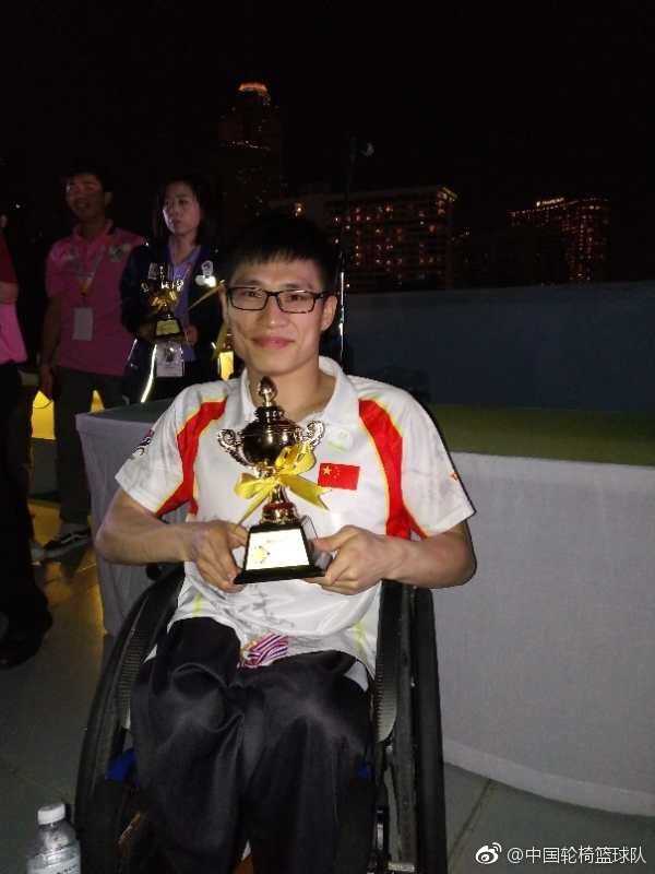 轮椅上的逆转之王:广东省轮椅篮球队亚残预选赛勇夺桂冠 中国队球员在夺冠后神情激动,他们紧握双拳,轮椅上的身躯仿佛蕴含着千钧之力,背景的记分牌定格在57-54,记录下这荣耀的一刻。