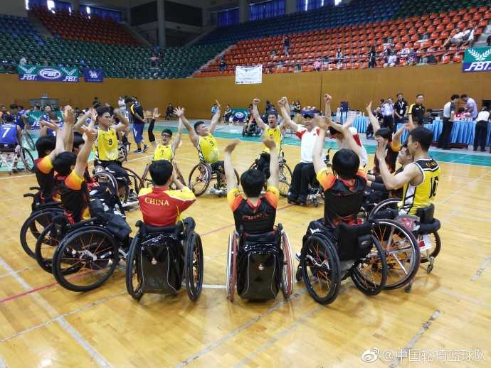 轮椅上的逆转之王:广东省轮椅篮球队亚残预选赛勇夺桂冠 在激烈的对抗中,两名球员的轮椅碰撞在一起,金属框架发出沉闷的响声,球员们咬紧牙关,上肢力量迸发,在方寸之间争夺球权,空气中弥漫着胶着的战意。