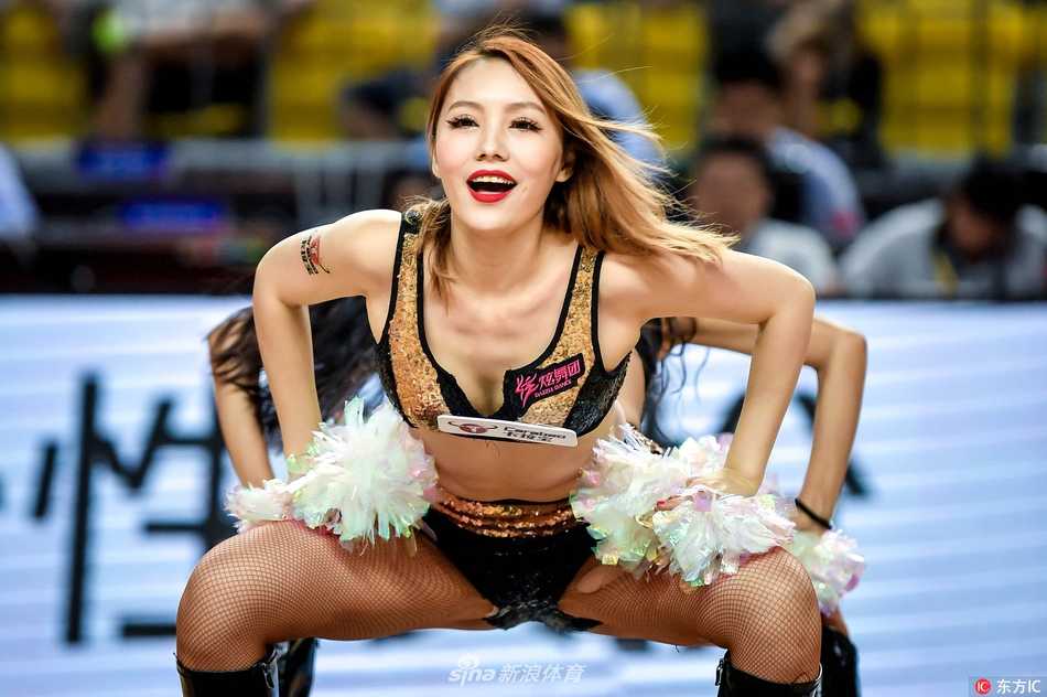 辣舞燃动郴州:亚冠杯赛场上的篮球宝贝与她们的超短裙风采 炫舞团啦啦宝贝在郴州亚冠杯赛场上跃起转身,超短裙摆在空中划出青春弧线