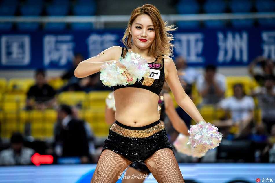 辣舞燃动郴州:亚冠杯赛场上的篮球宝贝与她们的超短裙风采 动感节拍中,篮球宝贝们排成队列活力四射,修长美腿搭配迷你短裙格外吸睛