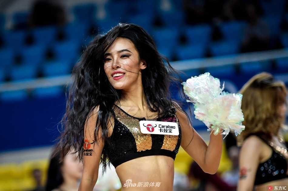 辣舞燃动郴州:亚冠杯赛场上的篮球宝贝与她们的超短裙风采 啦啦宝贝们在郴州体育馆中央集体摆出优美造型,红色超短裙方阵点燃现场气氛