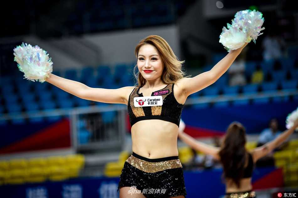 辣舞燃动郴州:亚冠杯赛场上的篮球宝贝与她们的超短裙风采 谢幕时分,所有啦啦宝贝聚集在球场中央,手拉手向热情的郴州观众致意