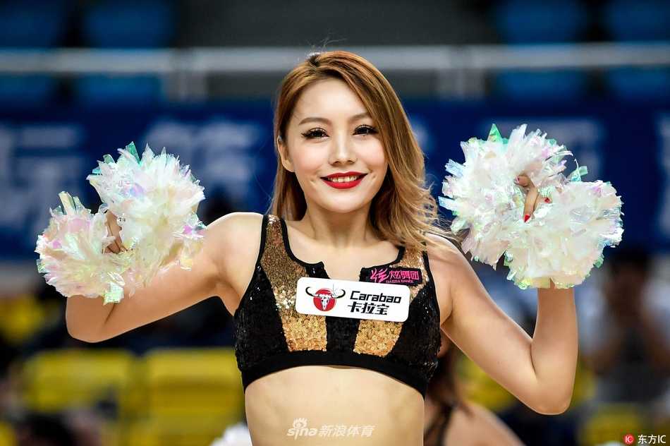 辣舞燃动郴州:亚冠杯赛场上的篮球宝贝与她们的超短裙风采 聚光灯下,一名篮球宝贝回眸一笑,甜美的面容与动感编发诠释赛场柔美瞬间