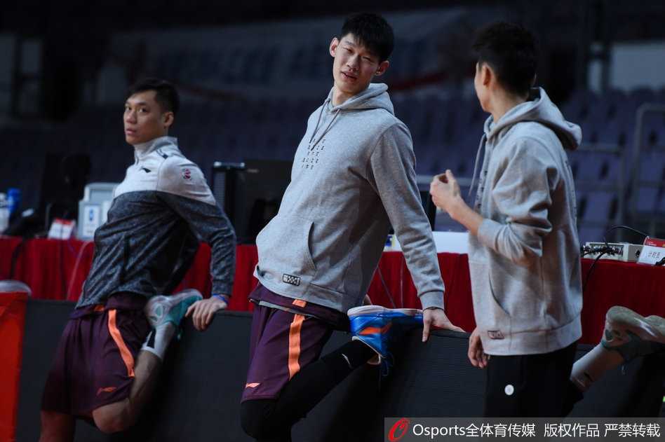 辫子哥的魔法秀:广厦赛前欢乐多,福特森领衔备战CBA焦点战 训练场上福特森化身活宝,用一连串滑稽动作点燃全场欢乐气氛