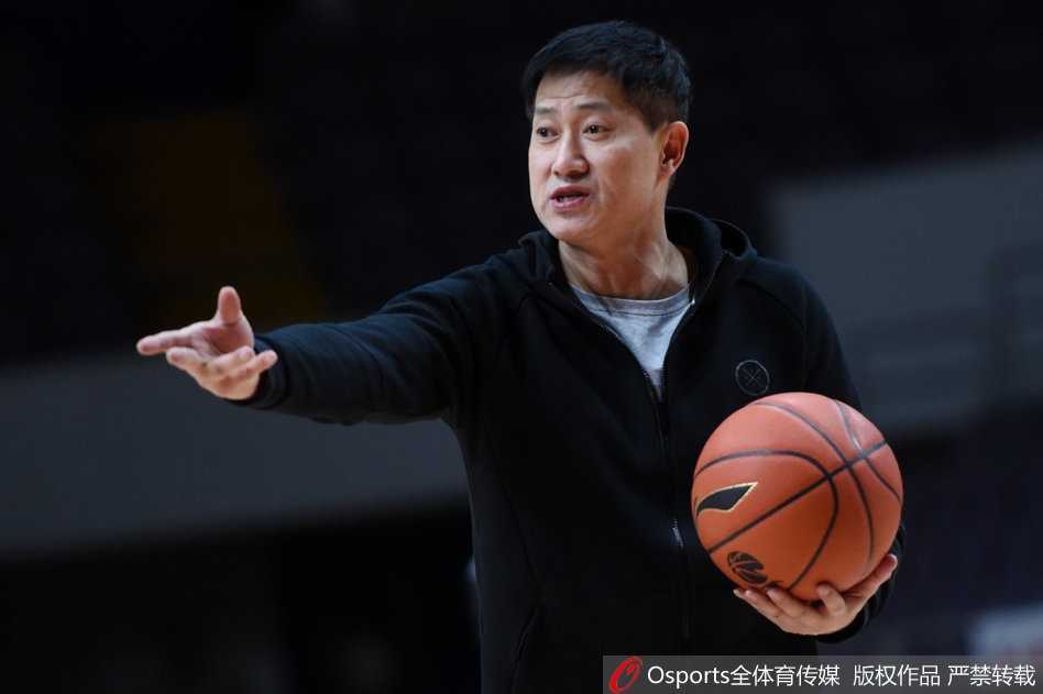 辫子哥的魔法秀:广厦赛前欢乐多,福特森领衔备战CBA焦点战 福特森训练中大秀球感,轻松写意的神态预示今夜大战信心十足