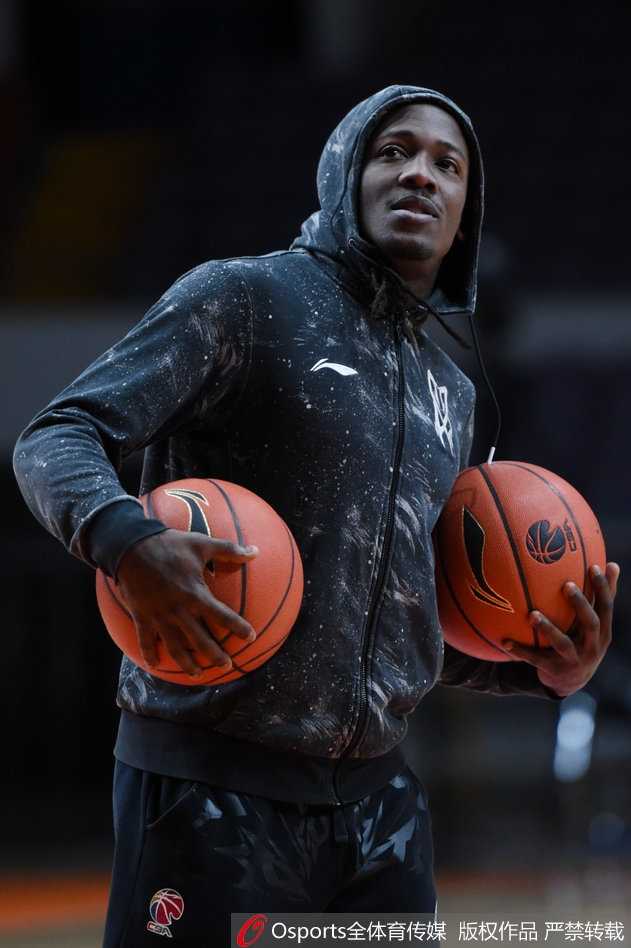 辫子哥的魔法秀:广厦赛前欢乐多,福特森领衔备战CBA焦点战 面对镜头福特森搞怪停不下来,吐舌挤眼展现顽童本色