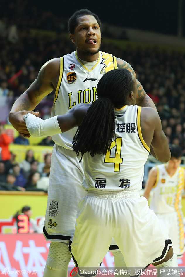 辽厦季后赛经典对决回忆:那些激情燃烧的赛场瞬间 韩德君张开双臂在内线筑起铜墙铁壁,面对来犯之敌,他用一记遮天蔽日的封盖终结了对手的进攻企图。