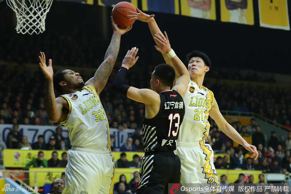 辽厦季后赛经典对决回忆:那些激情燃烧的赛场瞬间 林志杰空中漫步,面对防守拉杆上篮,身体舒展至极,仿佛摆脱了地心引力的束缚。