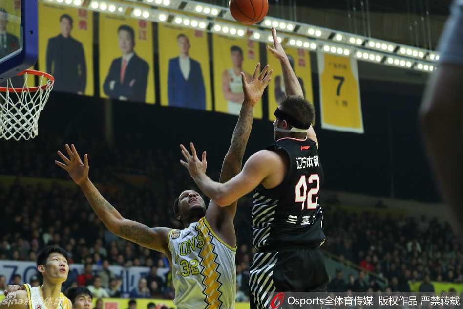 辽厦季后赛经典对决回忆:那些激情燃烧的赛场瞬间 郭艾伦陷入广厦队的重重包围,面对多人合围仍奋力护球,眼中透出不屈的斗志。