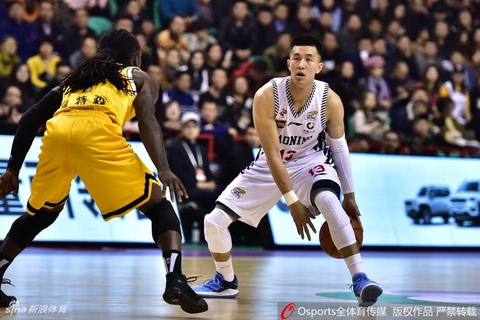 辽厦巅峰对决惨遭滑铁卢 福特森导演团队篮球经典 巴斯篮下强起完成势大力沉的单手劈扣,展现其出色的爆发力和对抗
