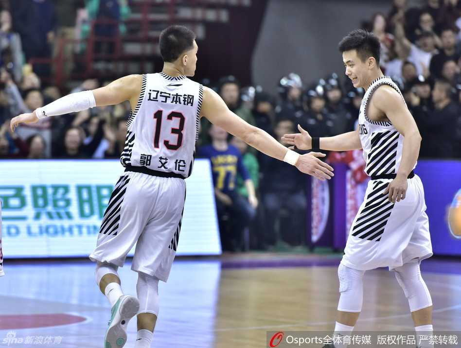 辽厦烽火记忆:郭艾伦的杀气与英雄相惜 广厦队主教练李春江在场边神情严峻,目光深邃地注视着场内,脸上写满了不甘与对比赛的思考。