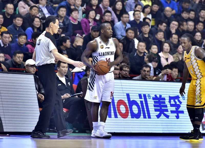 辽厦烽火记忆:郭艾伦的杀气与英雄相惜 完成一次精彩进攻后,郭艾伦在场上握拳怒吼,尽情宣泄着内心的激情与斗志。