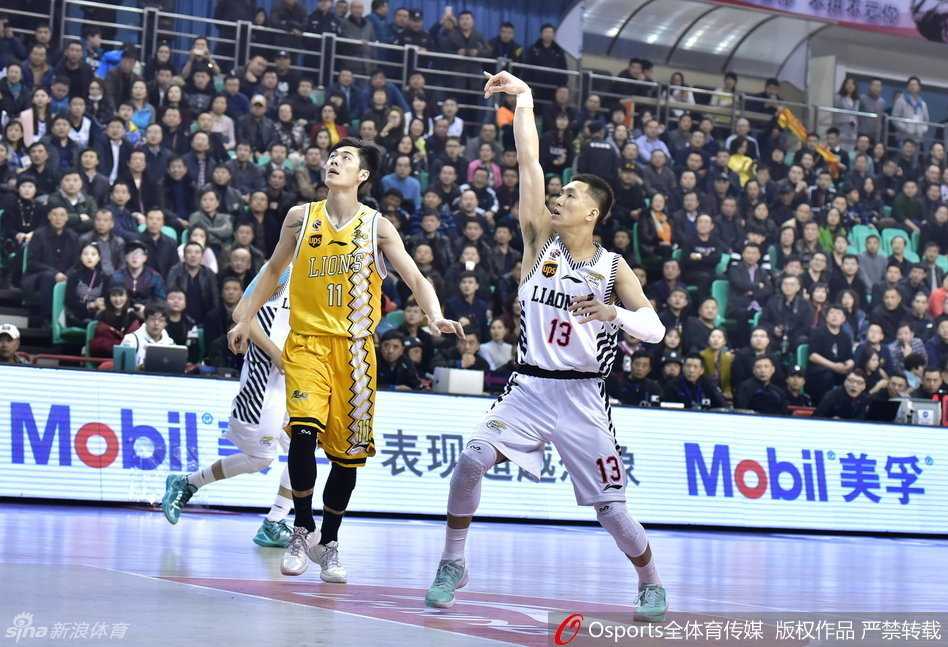 辽厦烽火记忆:郭艾伦的杀气与英雄相惜 身披红色战袍的郭艾伦在赛场上运球疾进,眼神凌厉,透出一股誓要撕裂对手防线的杀气。