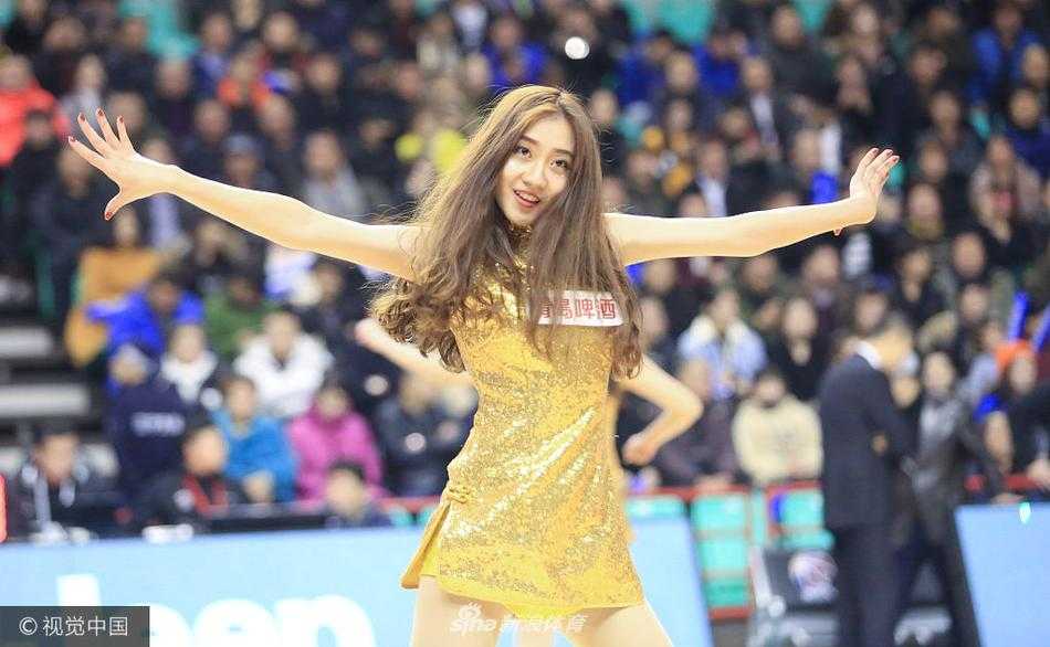 辽宁主场惜败广州,金色舞娘成赛场亮丽风景线 在动感的音乐节奏中,一位舞娘秀发飞扬,她身着裁剪利落的金色短裙,以极具张力的舞姿展现出属于篮球宝贝的独特魅力。