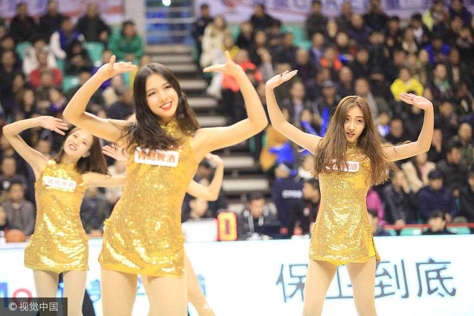 辽宁主场惜败广州,金色舞娘成赛场亮丽风景线 全体拉拉队员背对镜头排成一列,金色短裙和修长美腿构成一幅动感的画面,她们正全情投入地为稍显沉寂的赛场注入活力。