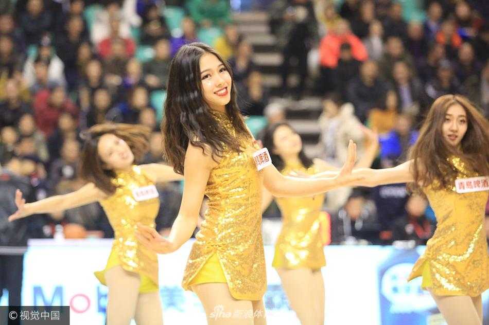 辽宁主场惜败广州,金色舞娘成赛场亮丽风景线 表演接近尾声,拉拉队员们集体向观众席致意,金色的裙摆在灯光下连成一片,她们的热情舞蹈为这个比赛日画上了圆满的句号。