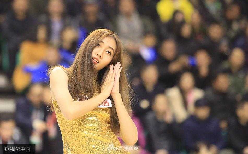 辽宁主场惜败广州,金色舞娘成赛场亮丽风景线 随着队形变换,前排的拉拉队员正对镜头献上飞吻,金色短裙下的舞步轻盈欢快,她们用热情融化了赛场内外的寒意。