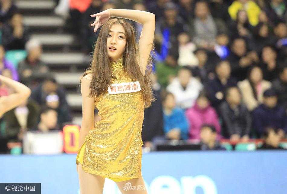 辽宁主场惜败广州,金色舞娘成赛场亮丽风景线 辽宁拉拉队宝贝们身着闪亮的金色短裙登场,她们整齐划一的动作和甜美的笑容,瞬间点燃了全场的气氛。