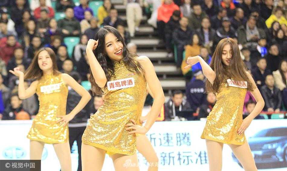 辽宁主场惜败广州,金色舞娘成赛场亮丽风景线 特写镜头下,这位舞蹈宝贝的笑容极具感染力,金色的上衣与短裙在聚光灯下闪耀,完美的身材比例和热情的表演赢得了现场阵阵欢呼。