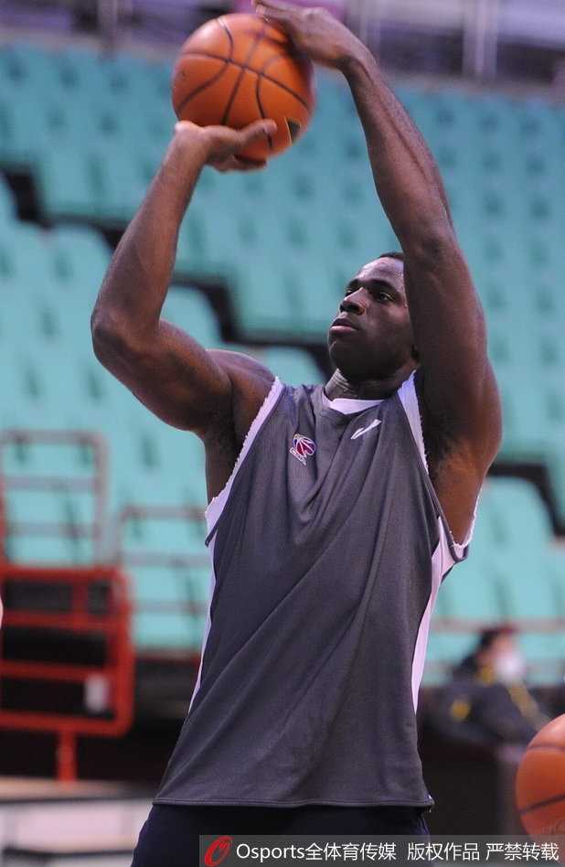 郭艾伦在加练结束后满头大汗，弯腰喘气，训练服已被汗水浸透，眼神依然坚毅