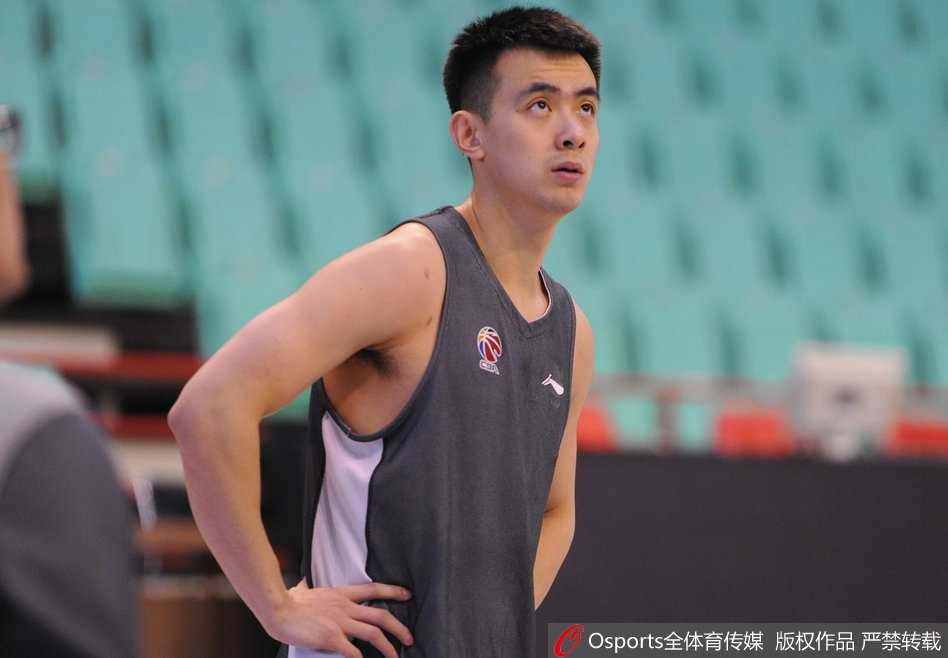 巴斯在训练中凝视远方，强壮的体魄如同雕塑，他已准备好用力量捍卫辽宁的禁区。