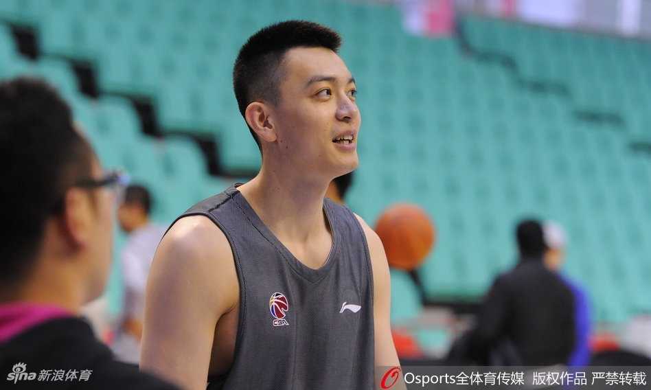 赛前热身抓拍，郭艾伦将篮球夹在腋下，双手比出奇特手势，眼神里满是孩子般的顽皮与天真。