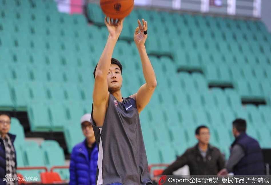 热身结束，郭艾伦在球员通道入口回头一瞥，嘴角上扬，眼神中既有放松也有对比赛的期待。