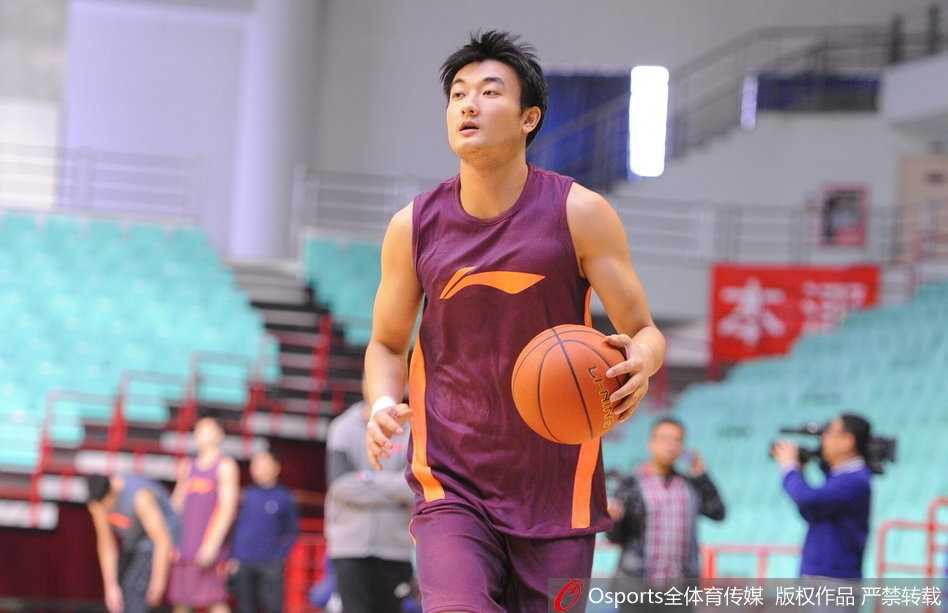 面对空旷的球场，郭艾伦手起刀落，篮球在空中划出优美弧线，反穿的T恤在聚光灯下显得格外醒目。