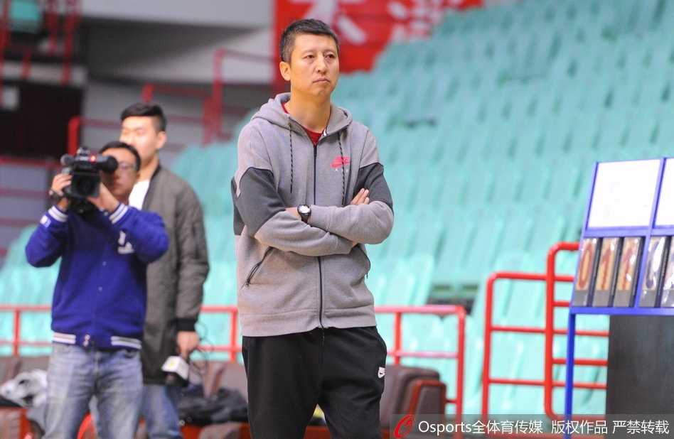 在镜头聚焦下，郭艾伦神情轻松地将T恤反穿，这别出心裁的穿搭透露出一股“大心脏”特有的幽默感与淡定。