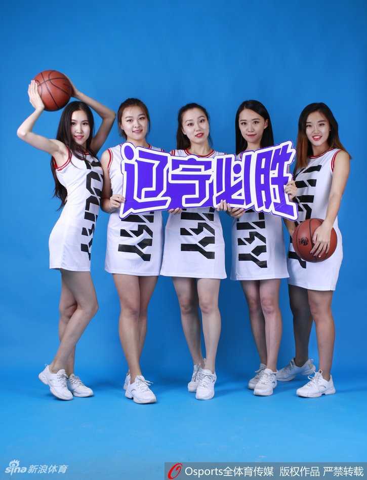 辽宁男篮新赛季揭幕战:啦啦队热舞助威,全队拼下开门红! 这位啦啦队员在赛场边回眸一笑,手中的金色花球闪闪发光,她的笑容如同温暖的阳光,瞬间融化了赛场的紧张气氛。