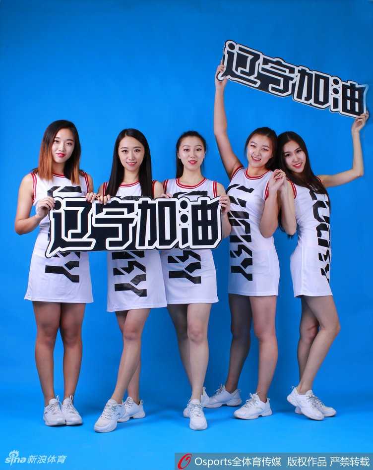 辽宁男篮新赛季揭幕战:啦啦队热舞助威,全队拼下开门红! Lucky Team啦啦队宝贝们身着亮黄色短裙,在球场上激情跃起,瞬间点燃了全场观众的热情,仿佛预示着新赛季的无限活力。