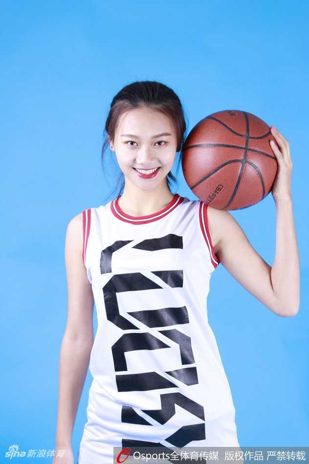 辽宁男篮新赛季揭幕战:啦啦队热舞助威,全队拼下开门红! 在球队取得开门红后,啦啦队员们来到场边与热情的球迷互动击掌,她们是连接球队与球迷之间最温暖的桥梁,共同分享胜利的喜悦。