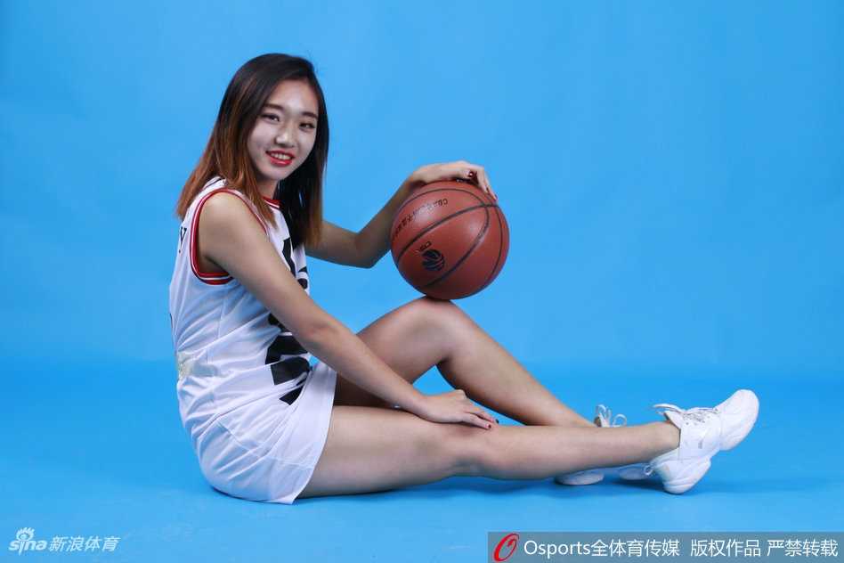 辽宁男篮新赛季揭幕战:啦啦队热舞助威,全队拼下开门红! 表演结束后,啦啦队员们聚在一起开心地自拍,记录下新赛季首战告捷的喜悦,她们的笑容与胜利的比分一样灿烂夺目。