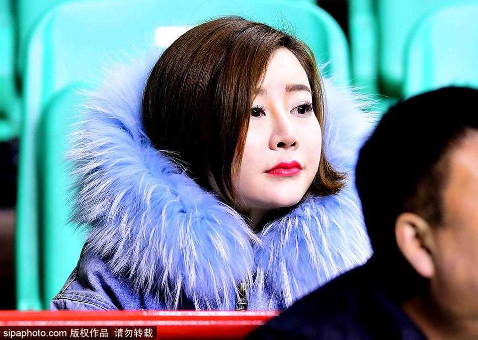 辽宁男篮最美女球迷现场助阵 镜头拉近,孙婉晴那精致的侧脸和专注的神情让人过目难忘,她扎着简单的马尾,在喧嚣的球场中静静地看着场上局势,宛如一道靓丽的风景线。