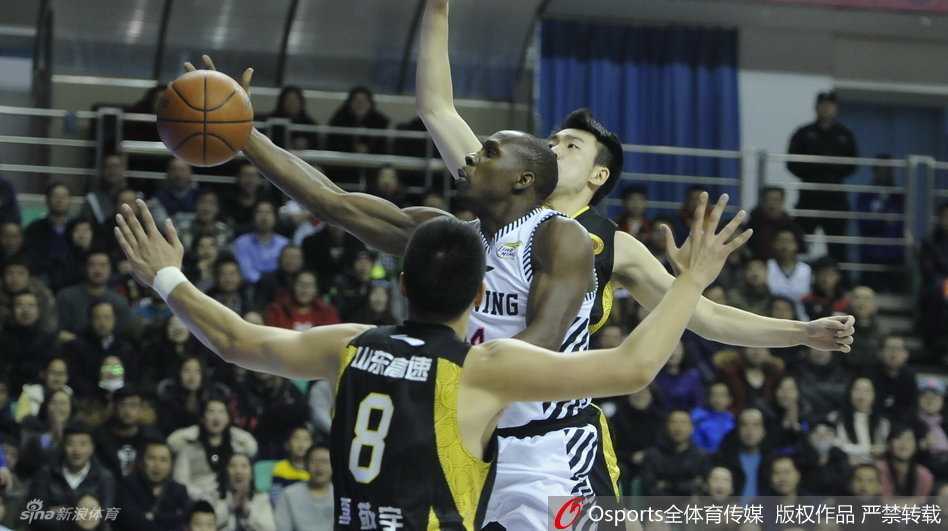 兰多夫轻松上篮舒展手臂，指尖轻挑篮球划出完美弧线