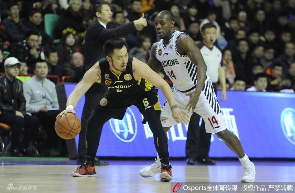 廉明奋力卡位寻找队友接应，眼神余光观察场上局势变化