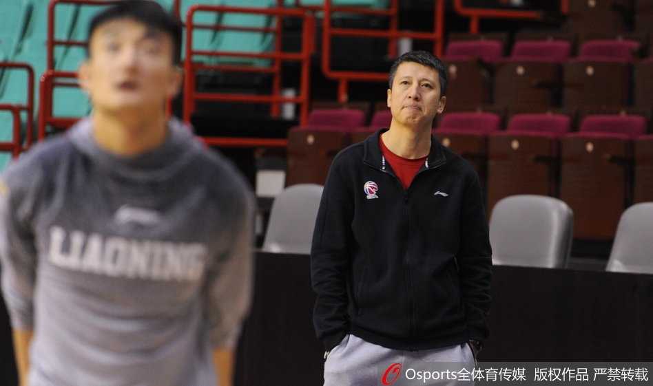 辽宁男篮赛前现温馨一幕 巴斯爱子场边秀球技 巴斯在训练中篮下强攻,表情专注,肌肉线条分明