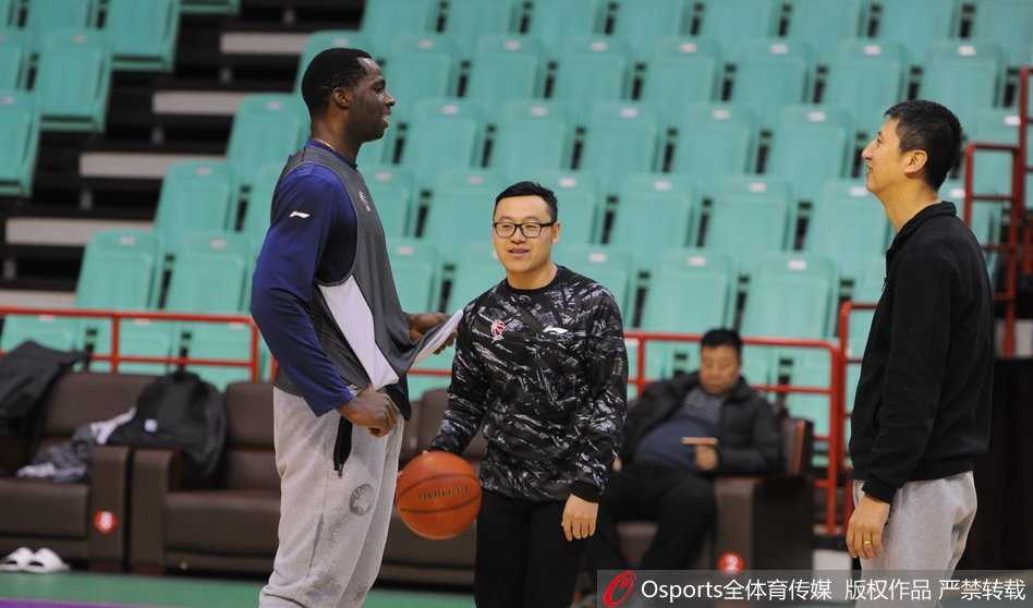 辽宁男篮赛前现温馨一幕 巴斯爱子场边秀球技 辽宁外援哈德森训练间隙拉伸放松,眼神望向场边